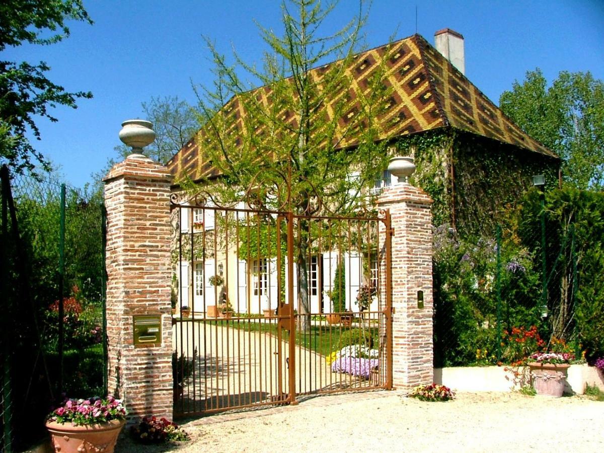 Le Petit Manoir Des Bruyeres Bed & Breakfast Villefargeau Екстериор снимка